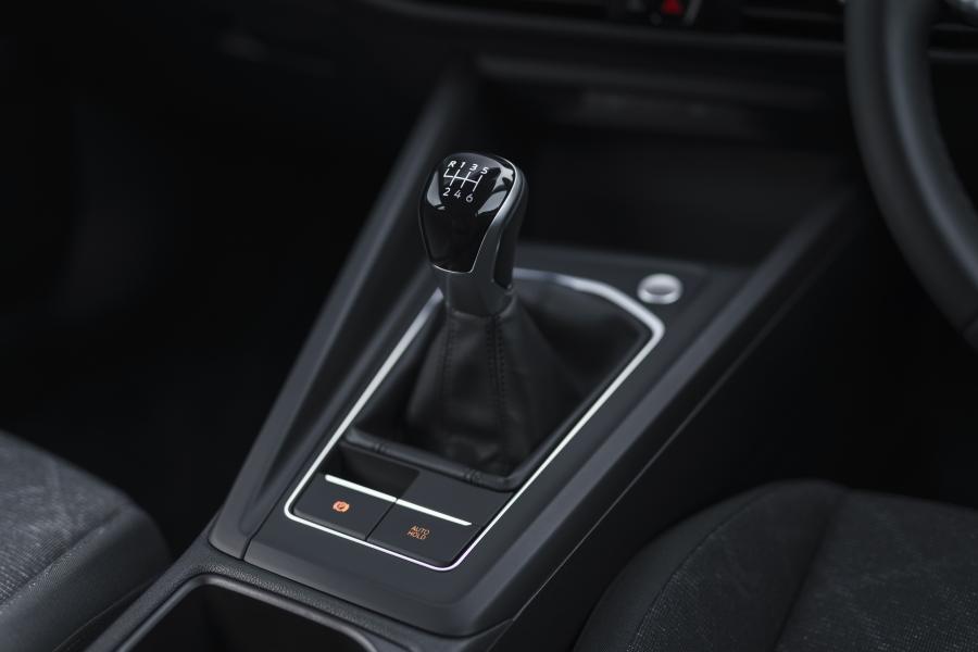 Детали интерьера Volkswagen Golf Life 2020 года  (UK) (фото 31 из 40)